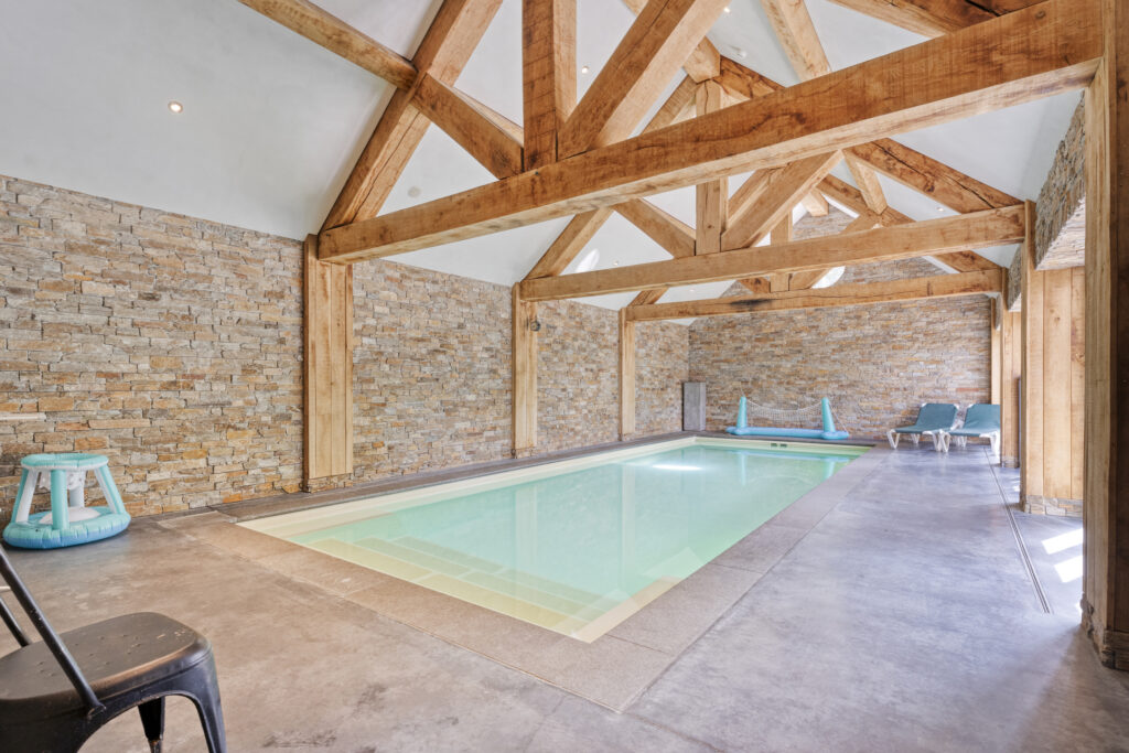 Familiehuis huren in Drenthe? Je hebt ook de beschikking over dit luxe zwembad in de Angels Hoeve.