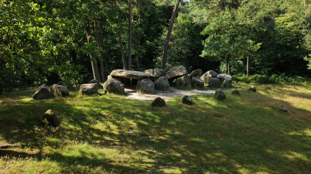 Omgeving familiehuis Angels Hoeve in Drenthe. Dit hunebed ligt op vijf minuten afstand